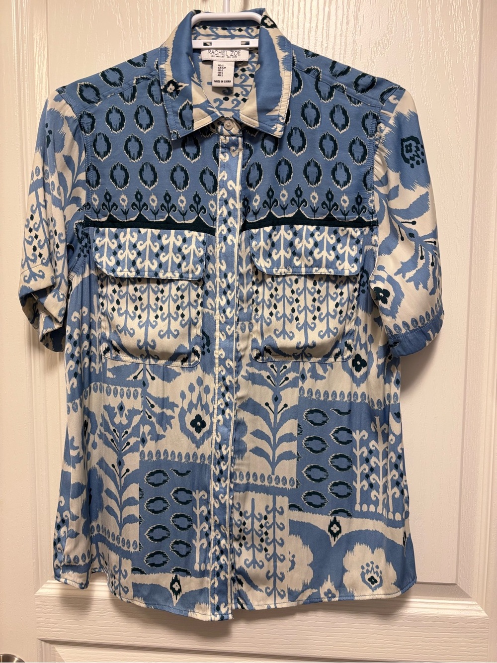Rachel Zoe Blouse buttons front chest pockets short sleeves in blue cream size M